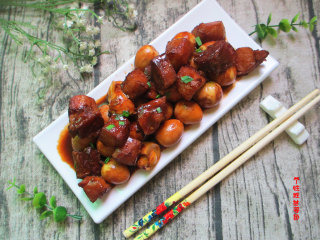 15、秘制鹌鹑蛋红烧肉,这菜的主角是红烧肉，但是鹌鹑蛋完全抢了肉的风头，非常入味的鹌鹑蛋成了下饭神器~