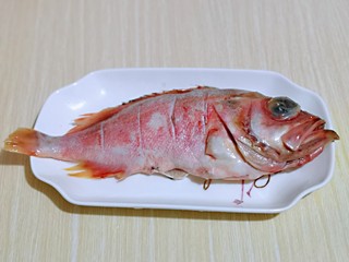 2、#年年有鱼#红烧红石斑,再鱼身的两面各割4刀。