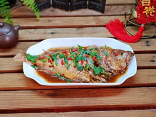 12、#年年有鱼#红烧红石斑,盛出装盘,撒上香菜,泡好的枸杞点缀。