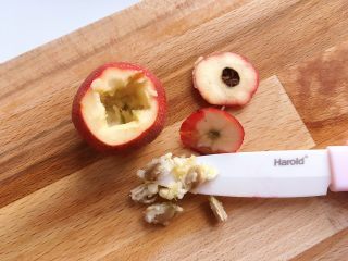 3、口感超细腻的山楂果酱,用小刀去头去尾，然后从尾部挖出核，其实从头部也可以，但经验告诉我尾部挖会避免浪费。