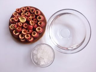 5、口感超细腻的山楂果酱,处理好山楂后就可以准备材料啦，250g冰糖和1000g清水