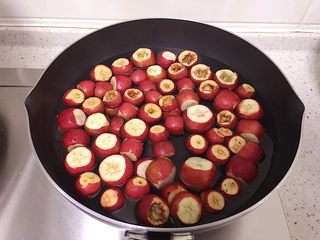 6、口感超细腻的山楂果酱,把水和山楂一同放入锅中开大火熬煮，现在是大火哦！