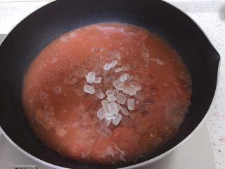 11、口感超细腻的山楂果酱,重新将果肉和水加入锅中，把冰糖也全部放进去。