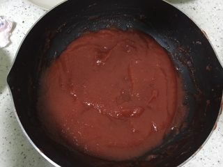 13、口感超细腻的山楂果酱,关火后别着急盛出，要等待果酱晾凉