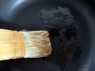 8、妈妈的味道～美味蛋饺（平底锅版）,用刷子在锅底刷一点点油