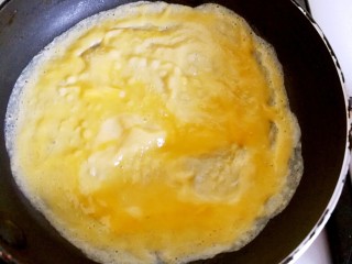 10、妈妈的味道～美味蛋饺（平底锅版）,蛋液倒在锅中间，转动锅，让蛋液均匀的铺满锅底，离火
