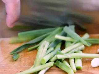 2、换个方法吃腊肉——干锅腊肉茶树菇,将茶树菇、二荆条、甜椒、青蒜苗,切段备用