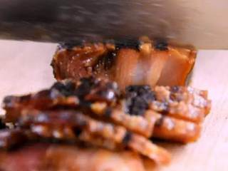 3、换个方法吃腊肉——干锅腊肉茶树菇,煮好的腊肉放凉,切片备用