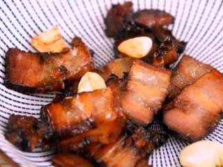 5、换个方法吃腊肉——干锅腊肉茶树菇,倒入腊肉炒香盛出