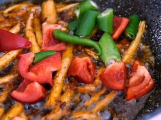 6、换个方法吃腊肉——干锅腊肉茶树菇,起油锅,放入火锅底料炒融