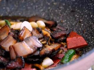 7、换个方法吃腊肉——干锅腊肉茶树菇,加入茶树菇、甜椒、二荆条翻炒