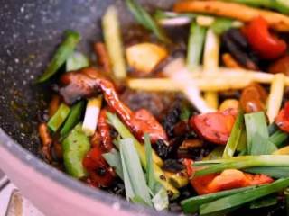 8、换个方法吃腊肉——干锅腊肉茶树菇,将腊肉回锅,淋上白酒增香