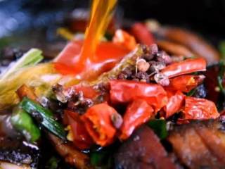 9、换个方法吃腊肉——干锅腊肉茶树菇,加青蒜苗炒匀出锅