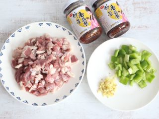 1、酱爆羊肉,准备食材。羊肉切小块、青椒切小块备用。