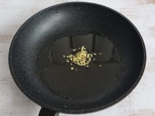 3、酱爆羊肉,放入姜末煸香。