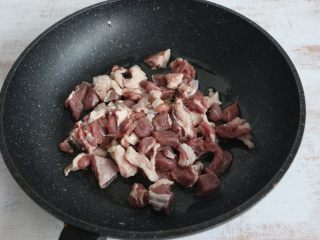 4、酱爆羊肉,放入羊肉进行翻炒。
