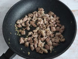 5、酱爆羊肉,羊肉变色后，加入少许料酒，继续翻炒。