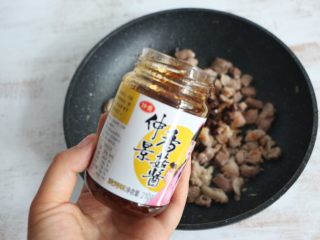 6、酱爆羊肉,加入两大勺烧烤味的仲景香菇酱。