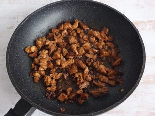 8、酱爆羊肉,加上适量老抽调色。