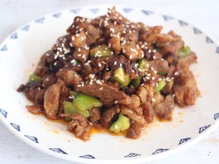 11、酱爆羊肉,装盘后撒一勺熟芝麻，少许辣椒粉。