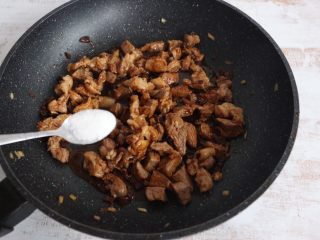 9、酱爆羊肉,加入少许盐调味。