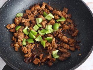 10、酱爆羊肉,最后加上青椒，翻炒一下即可出锅。