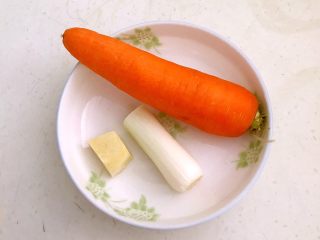2、腊肠煲仔饭,准备食材：胡萝卜，大葱和鲜姜