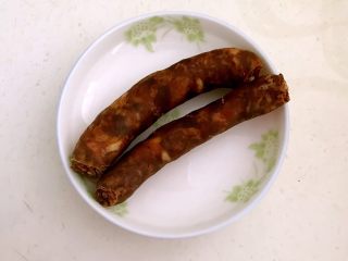 3、腊肠煲仔饭,腊肠提上蒸熟