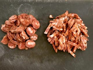 6、腊肠煲仔饭,一根腊肠切成丝，一根腊肠切成片