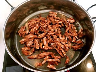 9、腊肠煲仔饭,炒锅烧热后加入腊肠丝