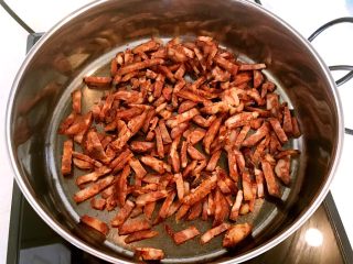 10、腊肠煲仔饭,翻炒至腊肠变色