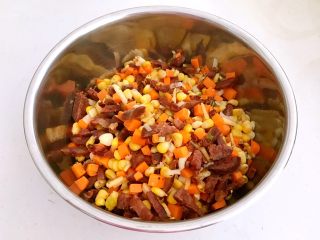 13、腊肠煲仔饭,倒入盆中备用