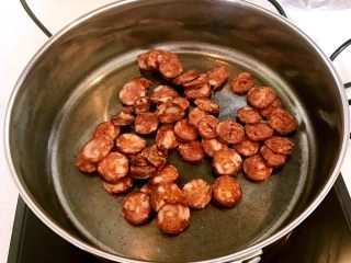 14、腊肠煲仔饭,另起锅，炒锅烧热后加入腊肠勺