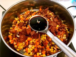 17、腊肠煲仔饭,加入1勺生抽