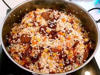 19、腊肠煲仔饭,翻炒均匀