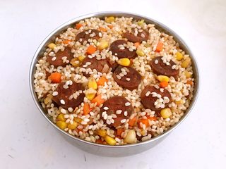 20、腊肠煲仔饭,把炒好的腊肠糯米放入容易导热的不透刚盆中