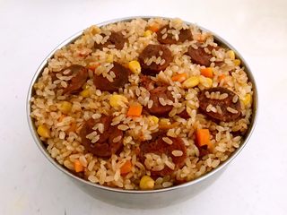 22、腊肠煲仔饭,香喷喷的腊肠煲仔饭出锅了