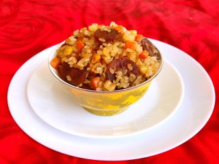 23、腊肠煲仔饭,腊肠煲仔饭软糯鲜香，吃过之后唇齿留香，回味无穷