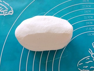 5、汤圆的花样吃法~豆腐汤圆串串,用手揉均匀