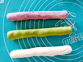 10、汤圆的花样吃法~豆腐汤圆串串,三色面团做好了,搓成长条,炉子上准备一个锅烧开水