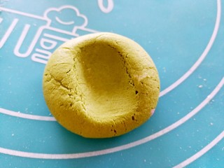 12、汤圆的花样吃法~豆腐汤圆串串,用手搓圆,中间压一下