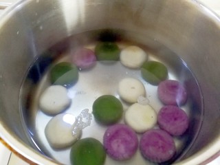 15、汤圆的花样吃法~豆腐汤圆串串,把汤圆一一放进锅里