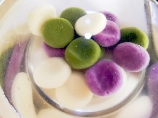 17、汤圆的花样吃法~豆腐汤圆串串,大的容器里放冷开水或者矿泉水,把汤圆用漏勺从锅里挖出来放进去过一下冷水