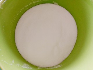 20、汤圆的花样吃法~豆腐汤圆串串,开始做酱汁,白糖放进容器里面