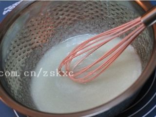 1、花形小桃酥,食用油110克，加入细砂糖90克，搅拌均匀