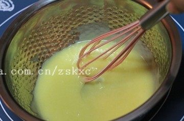 2、花形小桃酥,再加入一只中等大小个头的鸡蛋，无需打发，只要混合均匀即可，此时混合液成浓稠沙拉酱状