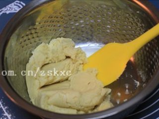 3、花形小桃酥,低粉、杏仁粉与小苏打混合过筛入蛋油糊中（如果没有杏仁粉，改用低粉280克也可）；接着用刮刀切拌均匀，然后揉成光滑均匀的面团