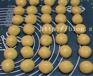 4、花形小桃酥,将面团分成每个约15克左右的小剂子