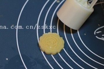 5、花形小桃酥,用月饼模或饼干模压制成饼状（如果没有月饼模，就直接用手压扁成大小、厚薄一致的小圆饼。）