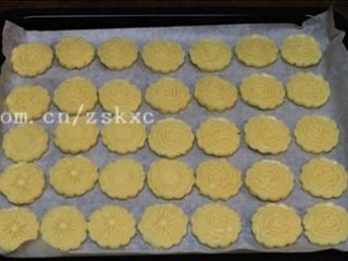 6、花形小桃酥,将饼干用刮刀或卡片转移到铺有烘焙纸的烤盘上，用手可能会破坏饼干的形状